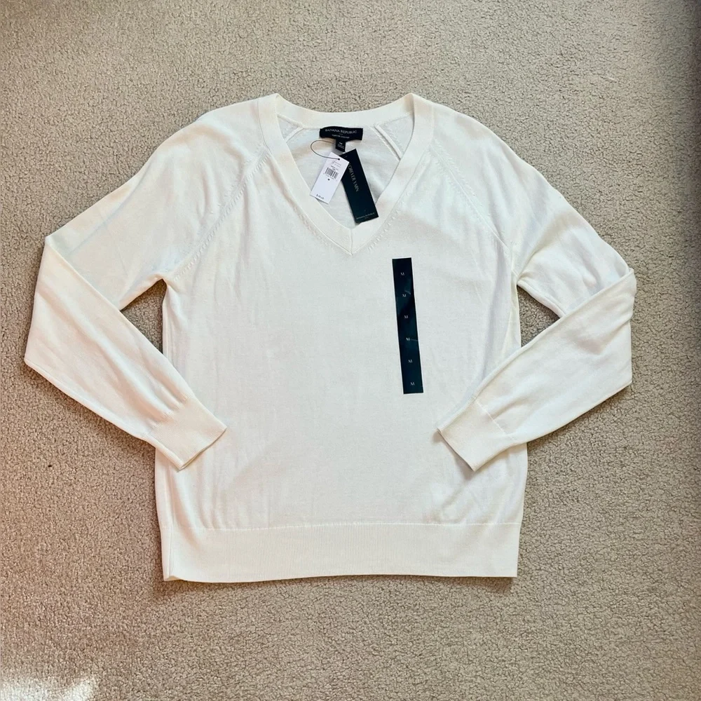 Women's NWT Cream V neck lightweight sweater from Banana Republic
Sz Medium - Picture 1 of 4